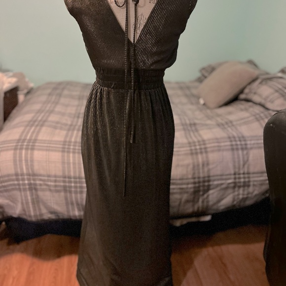 Romeo & Juliet Black and Gold Goddess Chiffon Dress. Size Medium. - Picture 6 of 6